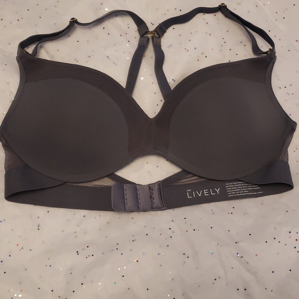 Blake Lively bra 34 B